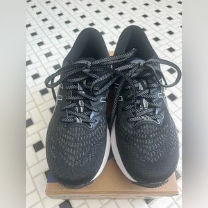 ASICS Gel Kayano 28 Size 8